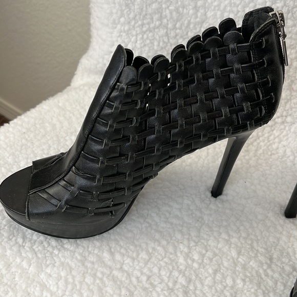 Calvin Klein Rayven Leather Bootie 6 1/2 - Picture 3 of 8